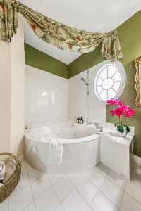 Melbourne Bedroom jetted bathtub - Windemere Inn Florida bed and breakfast