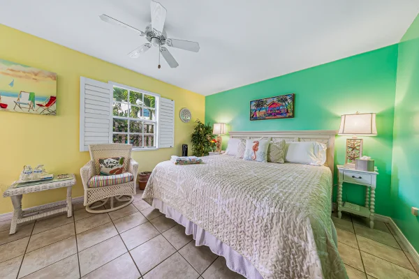 Windemere Inn - Windsong room, colorful bedroom that is pet and child friendly