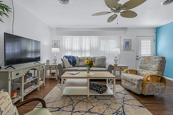 805 Beachside Suite - Living Room area with windows and ceiling fan